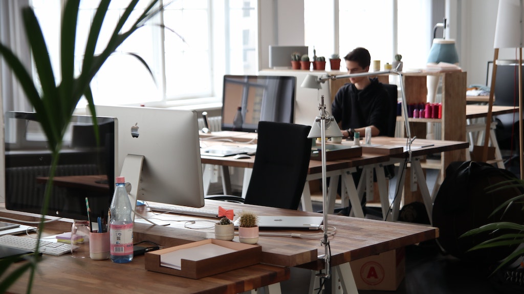 Bürofläche mit PCs und anderen Arbeitsmaterialien