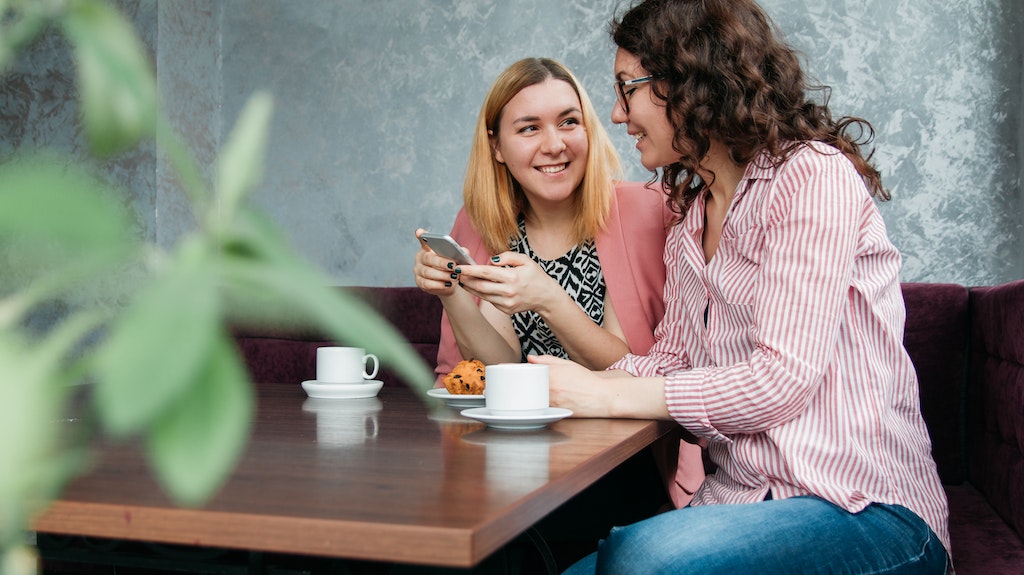 Zwei Frauen beim Kaffeetrinken am Handy